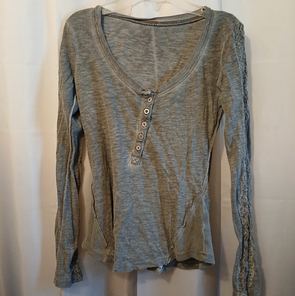 FREE PEOPLE Shell Lace Henley T-shirt Top XS Gray Scoop neck blouse Boho Long Sl